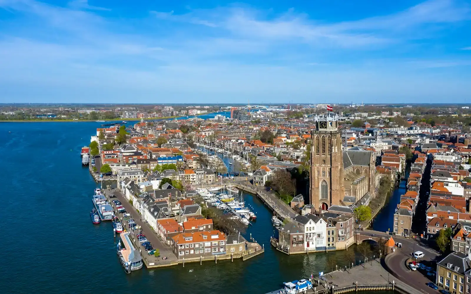 Dordrecht van boven met de Grote Kerk aan het water