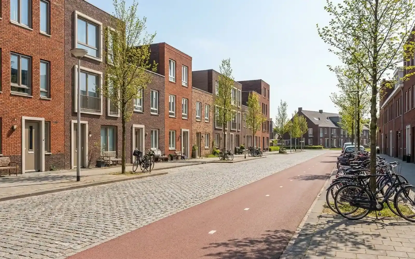 Nederlandse woonstraat met rijtjeshuizen, fietspad en geparkeerde fietsen