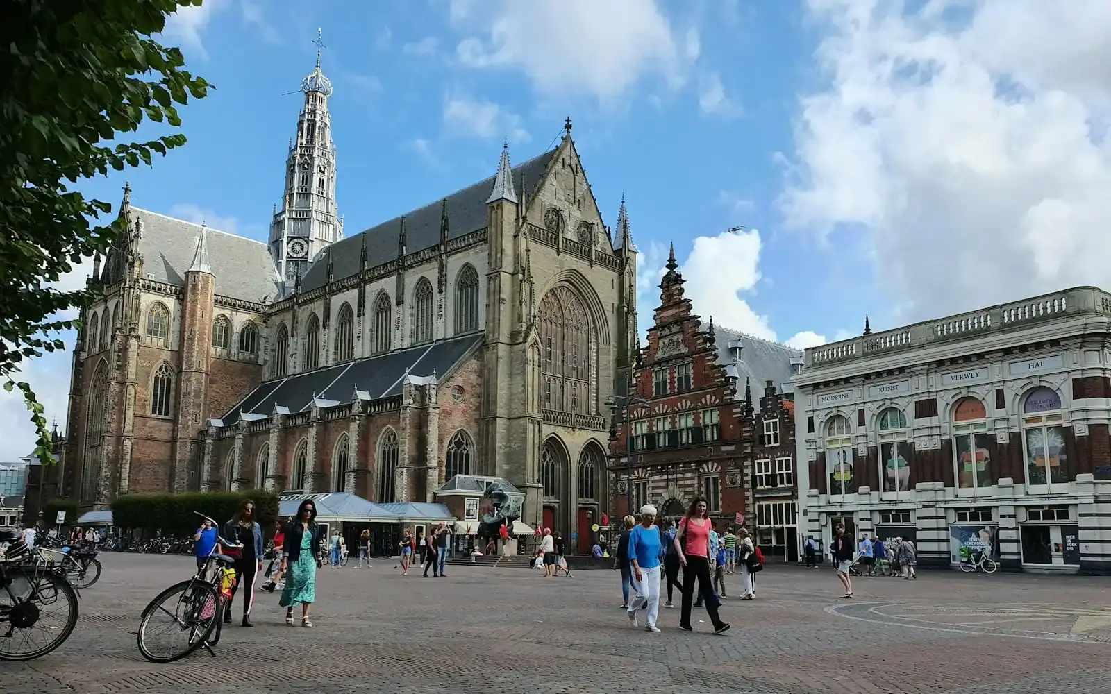 De Grote Markt in Haarlem met de Sint-Bavo